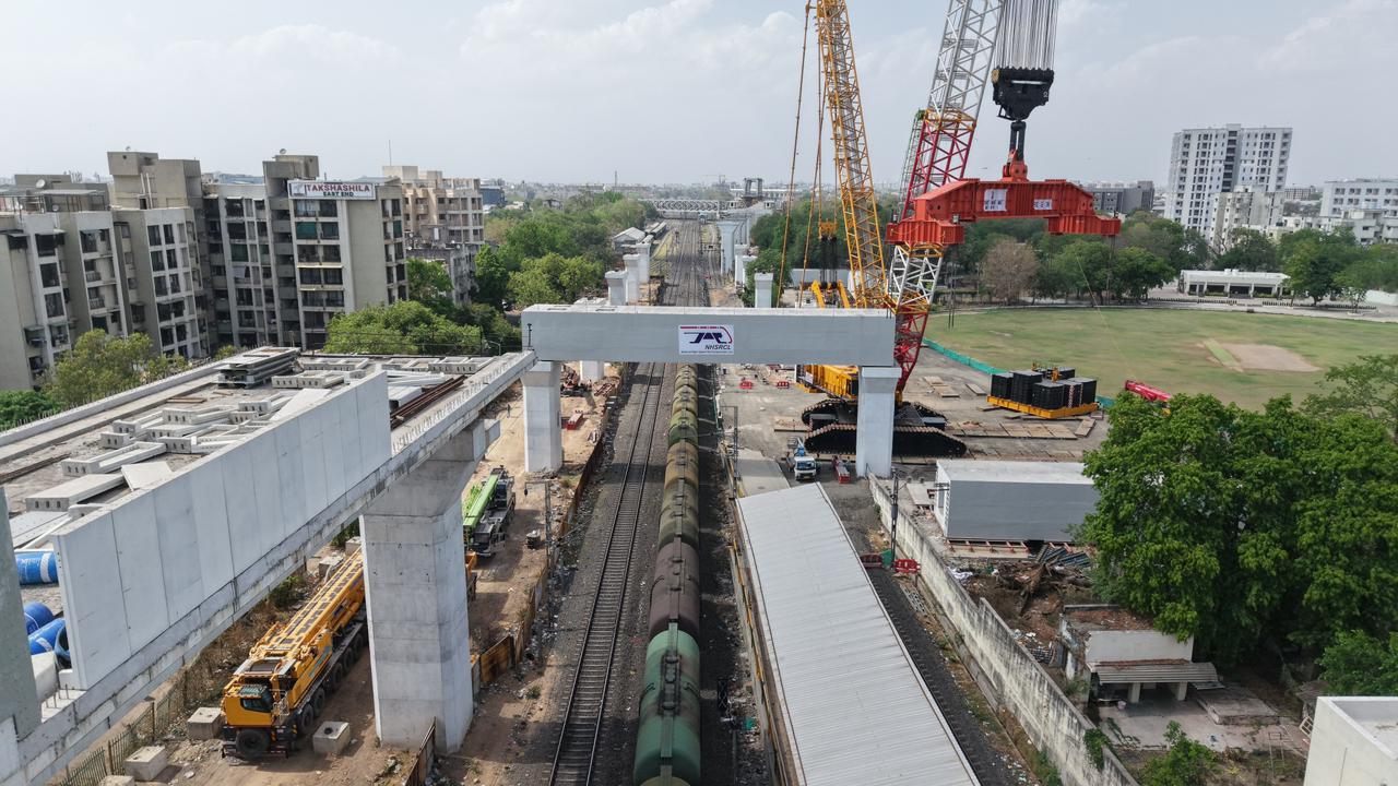 8 अप्रैल 2026 को अहमदाबाद में भारतीय रेलवे ट्रैक के ऊपर सबसे भारी पोर्टल बीम लॉन्च किया गया।